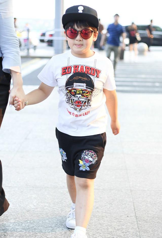 近日,冉莹颖和儿子邹明轩亮相上海机场.