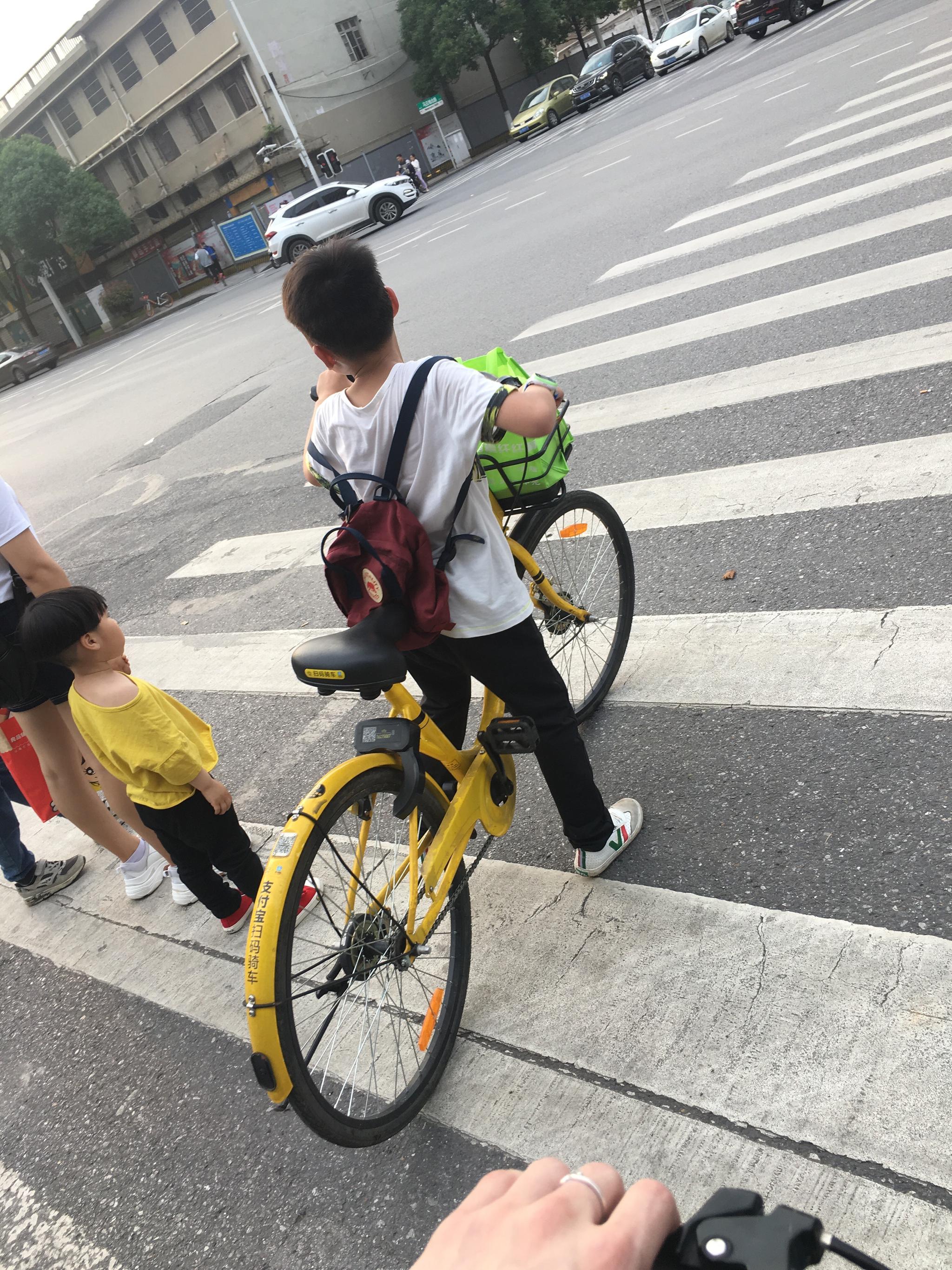 路遇小朋友独自骑共享单车 网友直呼:太危险了!