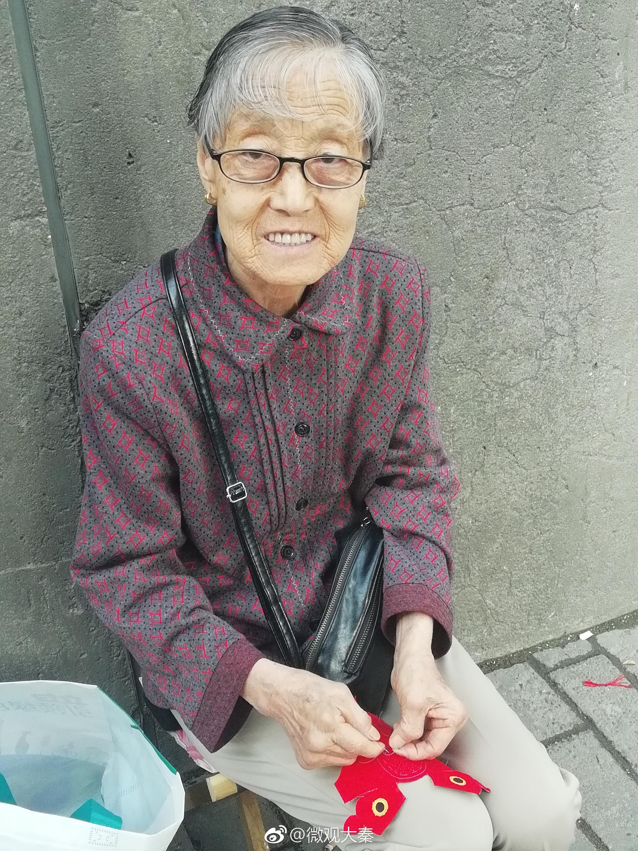 75岁老奶奶西安街头做娃娃鞋七天才能做一双她说只要大家喜欢就会一直