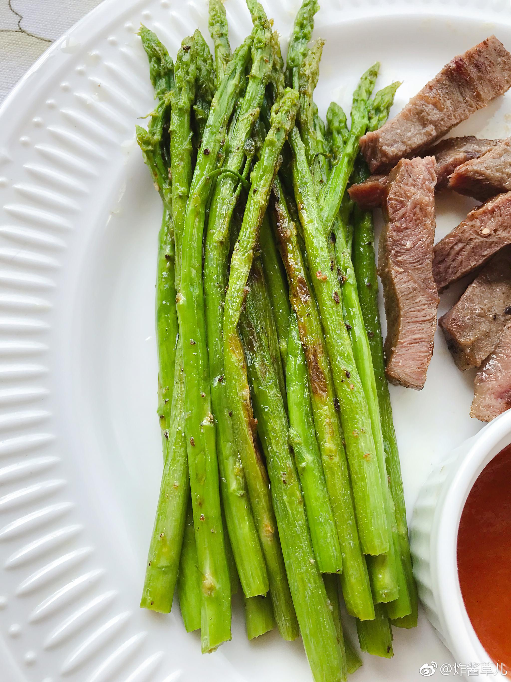 煎牛排,煎芦笋,麻薯,牛奶,红提