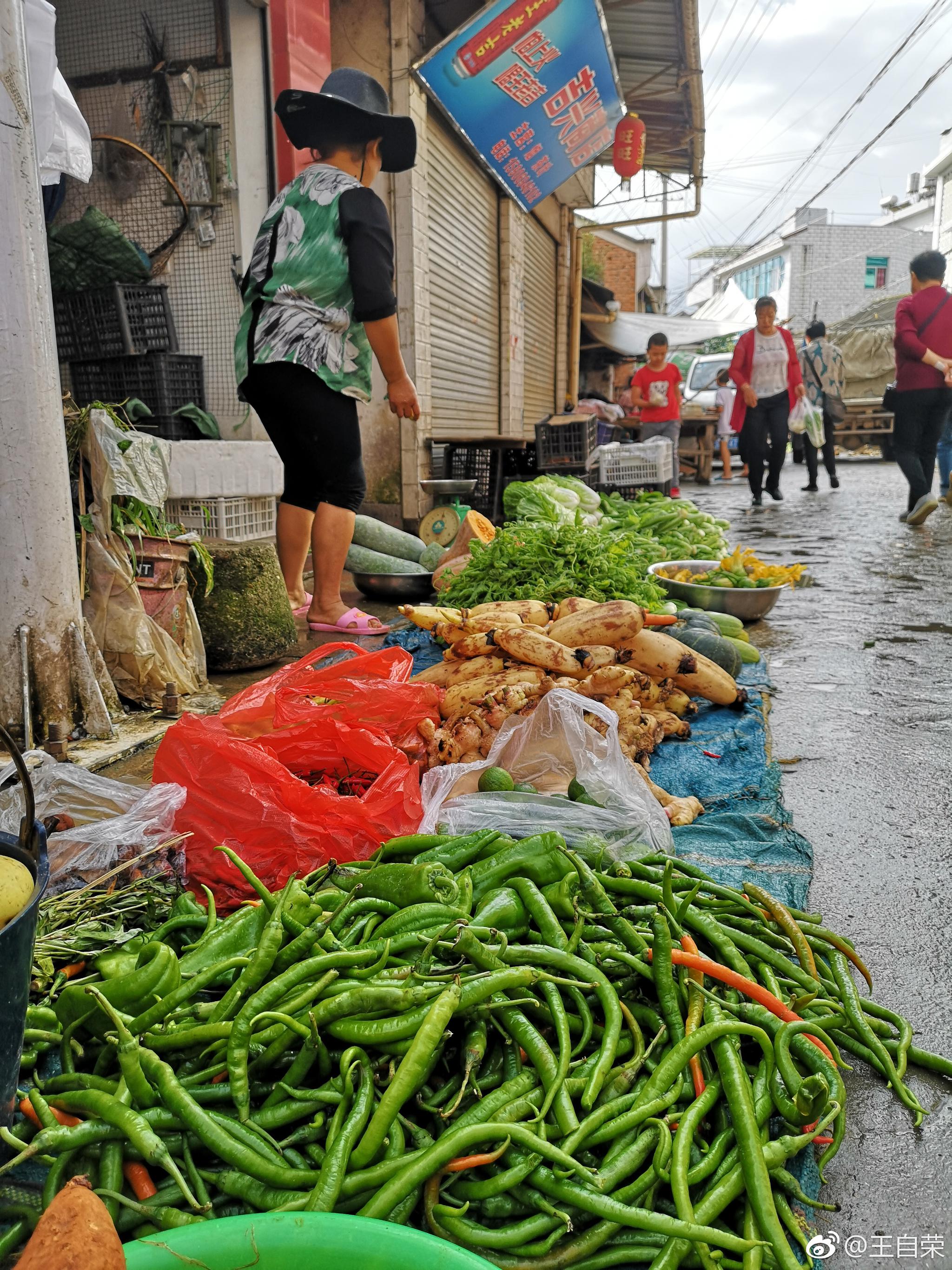 肖祠街菜市路边的菜市场