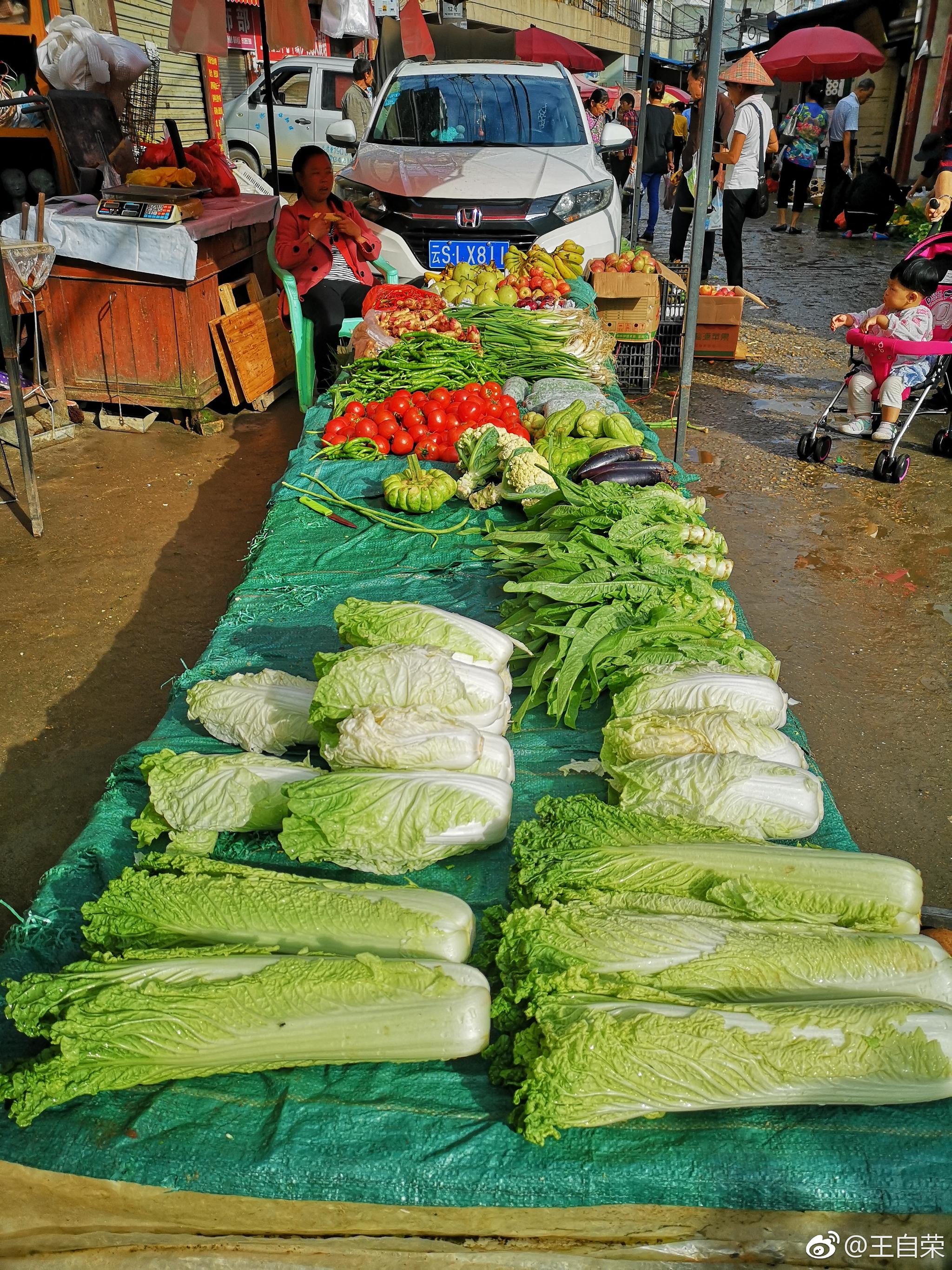 肖祠街菜市路边的菜市场