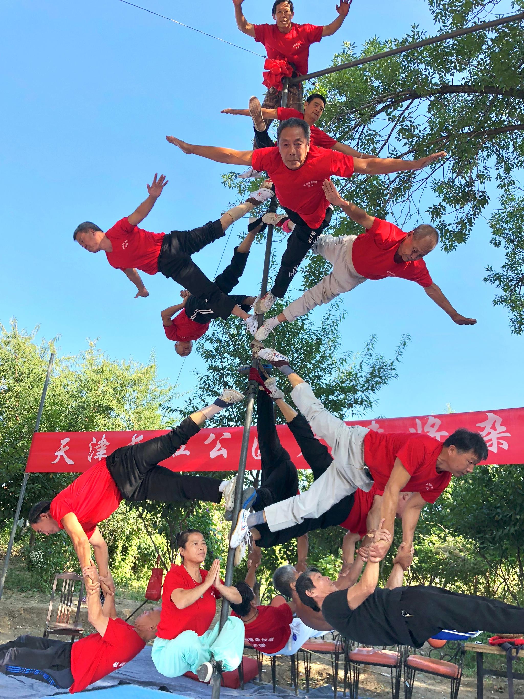 在天津长虹公园活跃着一支65岁以上的老人