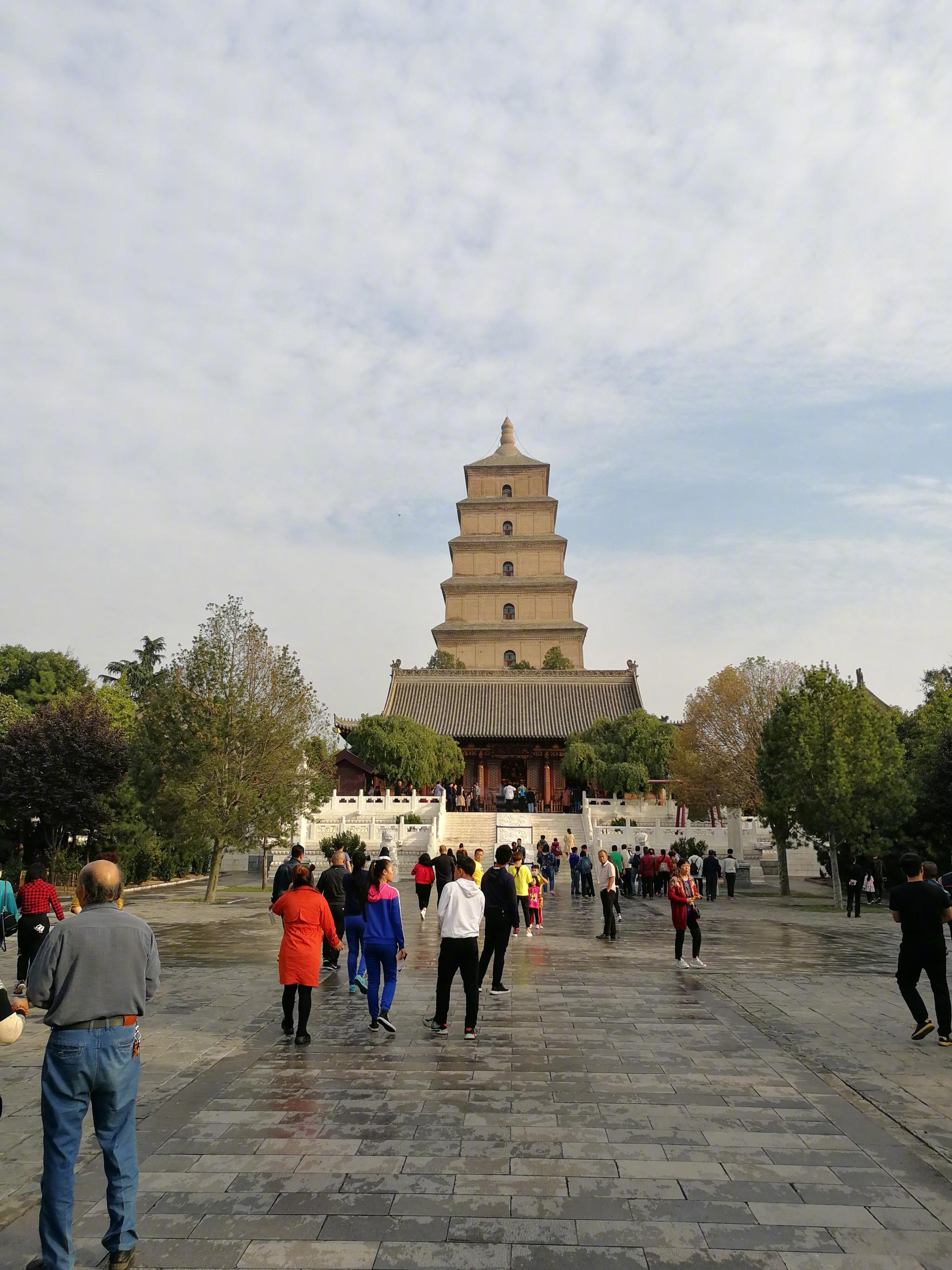 到西安的第一站就是大雁塔,赶个早人还不算太多