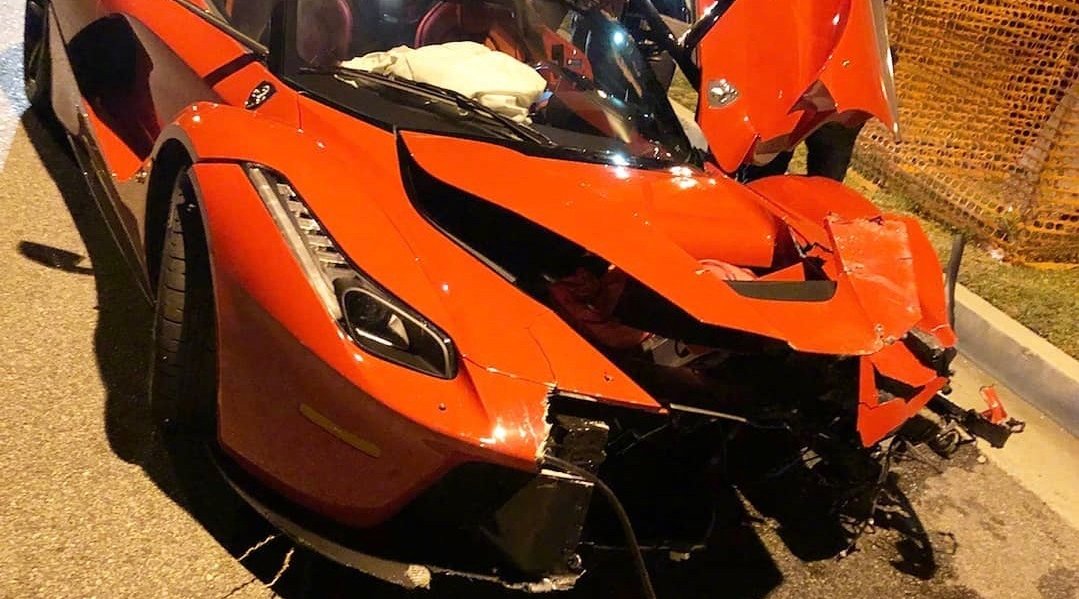 法拉利laferrari撞撞撞.又一匹辣马殒命!