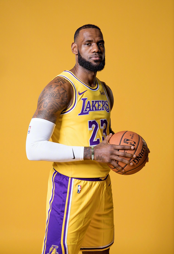 詹姆斯新赛季定妆照!