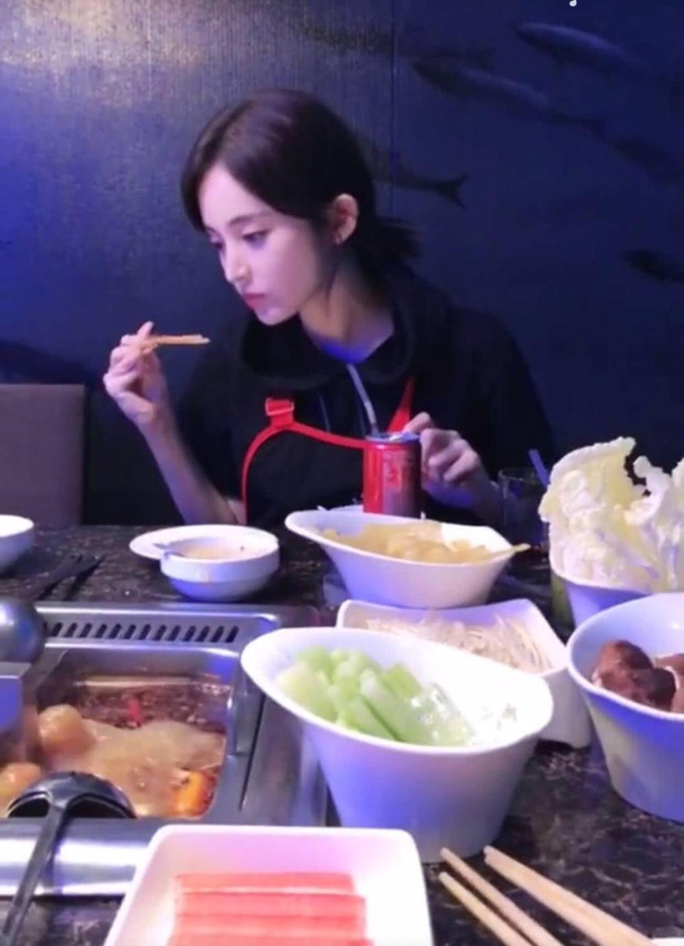 娜扎深夜吃火锅, 吃相惊人, 网友评论扎心