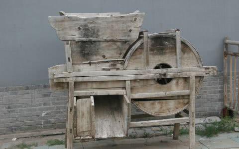 井轱辘老石臼老门当现在知道为何很多农村的老物件受欢迎了吧,只要有