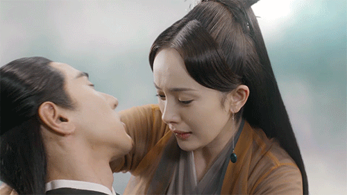 白浅接近夜华的耳边大吼:"你若敢死,我马上便去找折颜要药水,把你忘得