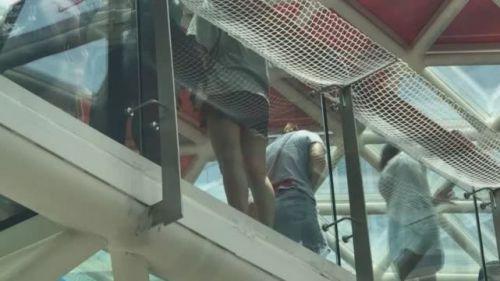 商场玻璃天桥成"走光桥" 桥下男士常驻足观看拍摄