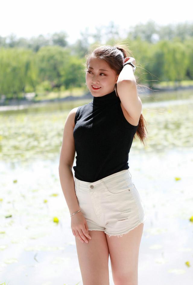 肉嘟嘟的微胖妹子 搭配短裤一样可穿出心中的女神范!