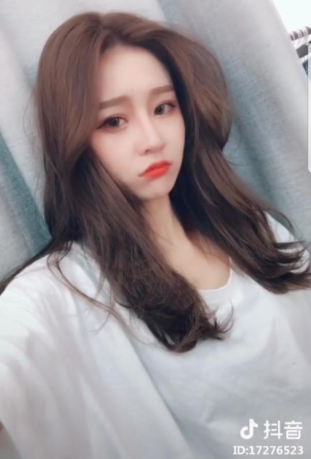 7岁网红粉丝量爆增三百万火遍全网,网友称之抖音摇头女神