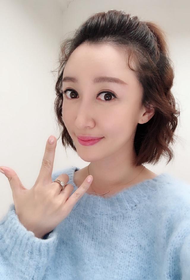 冯巩藏了16年的女徒弟比贾玲更美更出众登春晚一夜爆红