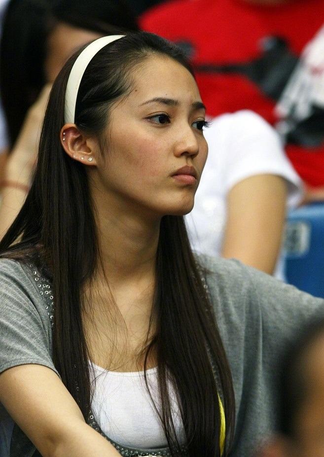 余文乐晒结婚照, 王棠云白色婚纱对镜甜笑, 不过素颜差别挺大的