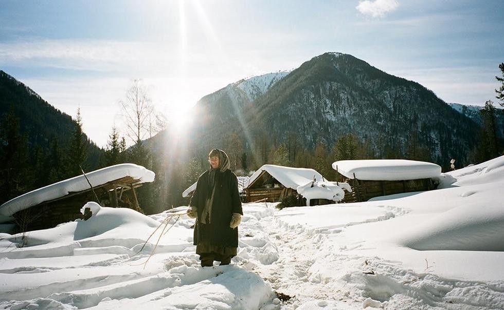 这家人隐居山林八十年, 如今只剩女儿一个人, 不知道面包是什么