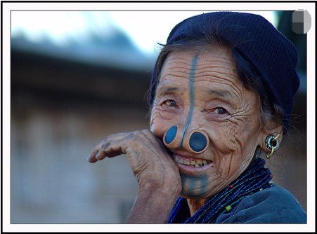 印度最封建的一个部落,女人鼻子里面塞木头,原因却是因为这个