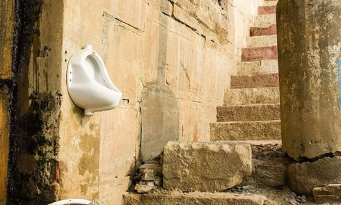 印度的大街就是公共厕所,不分男女老少