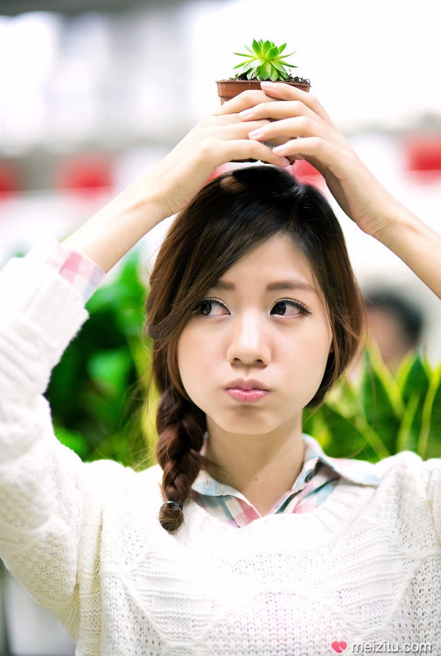 美女美图:大眼白皙的清纯可爱女孩,嘴巴嘟嘟
