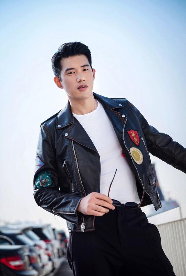 吴建飞现身机场,用小红帽装点自己,你能看出他35岁了吗?