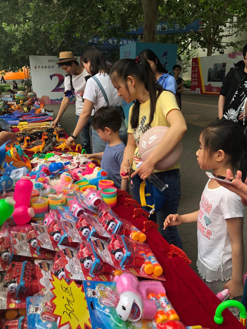 嗯哼大清早去公园打篮球被网友偶遇,路过玩具摊走不动太可爱了