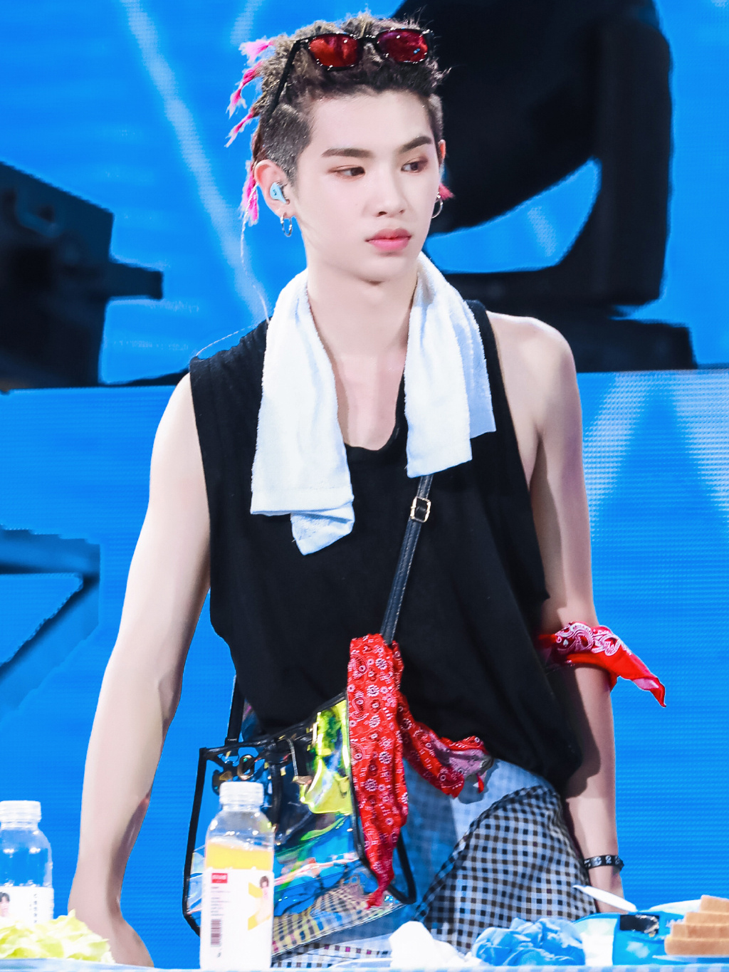 justin爱的红丝巾,小鬼王子异戴头上,林彦俊坐屁股底下?