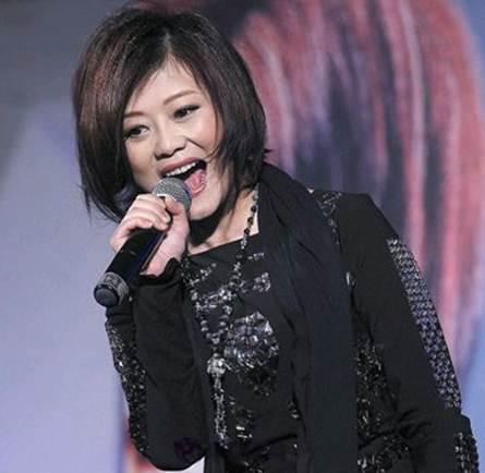 曾有两段不幸婚姻:第一任出轨,第二任诈骗,如今带女儿租房度日|何静