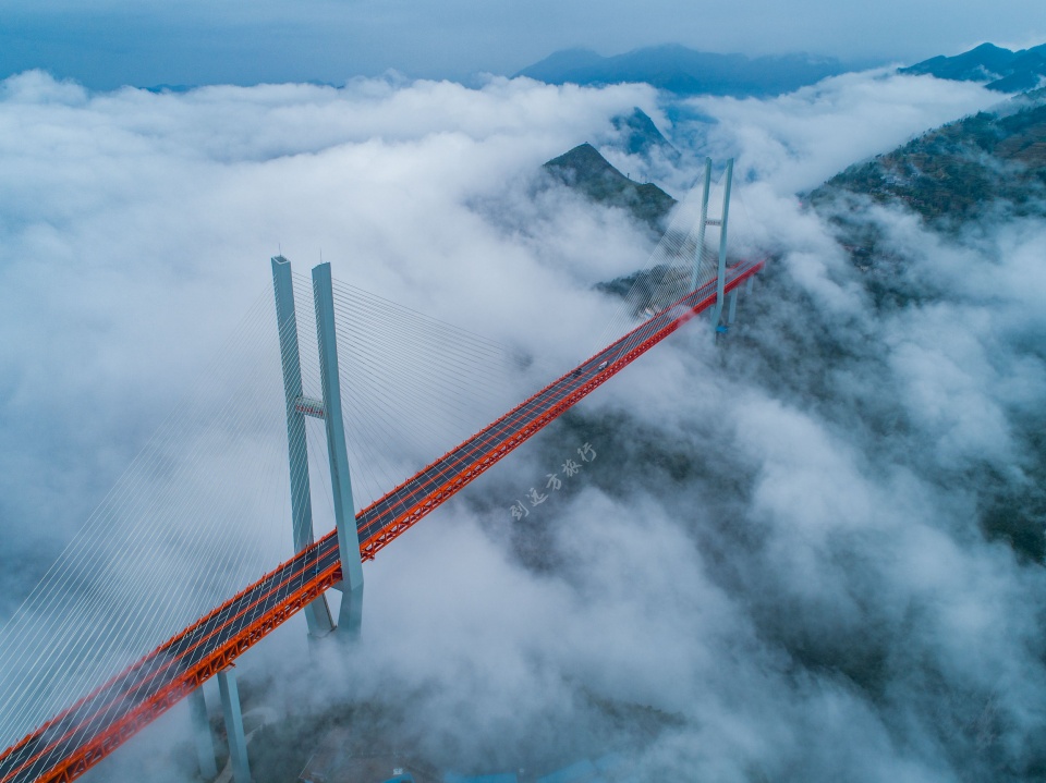 世界第一高桥北盘江大桥云海缭绕似仙境如同在云端上开车