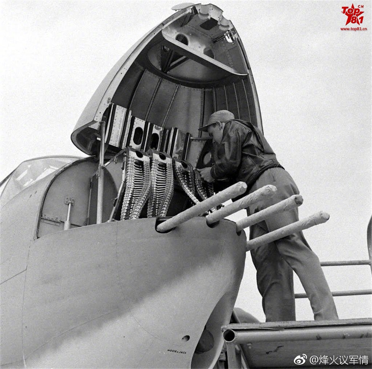 老照片：B-25米切尔轰炸机的枪炮特写|轰炸机|空军|米切尔|火炮|飞机_新浪新闻