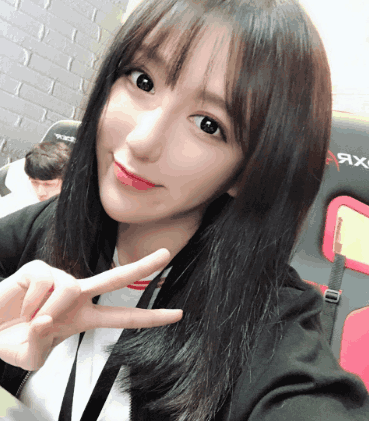 变声大佬呆妹儿直播秀身材! 锁骨夹口红失败网友直言没有锁骨