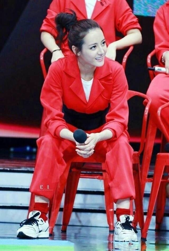 迪丽热巴的坐姿,这样坐就会被批评女汉子_新浪看点