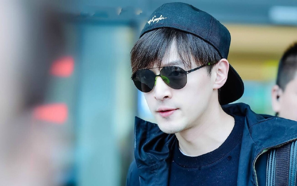 别看现在的胡歌带上眼镜帅气十足,早前的胡歌画风只有脏_新浪看点