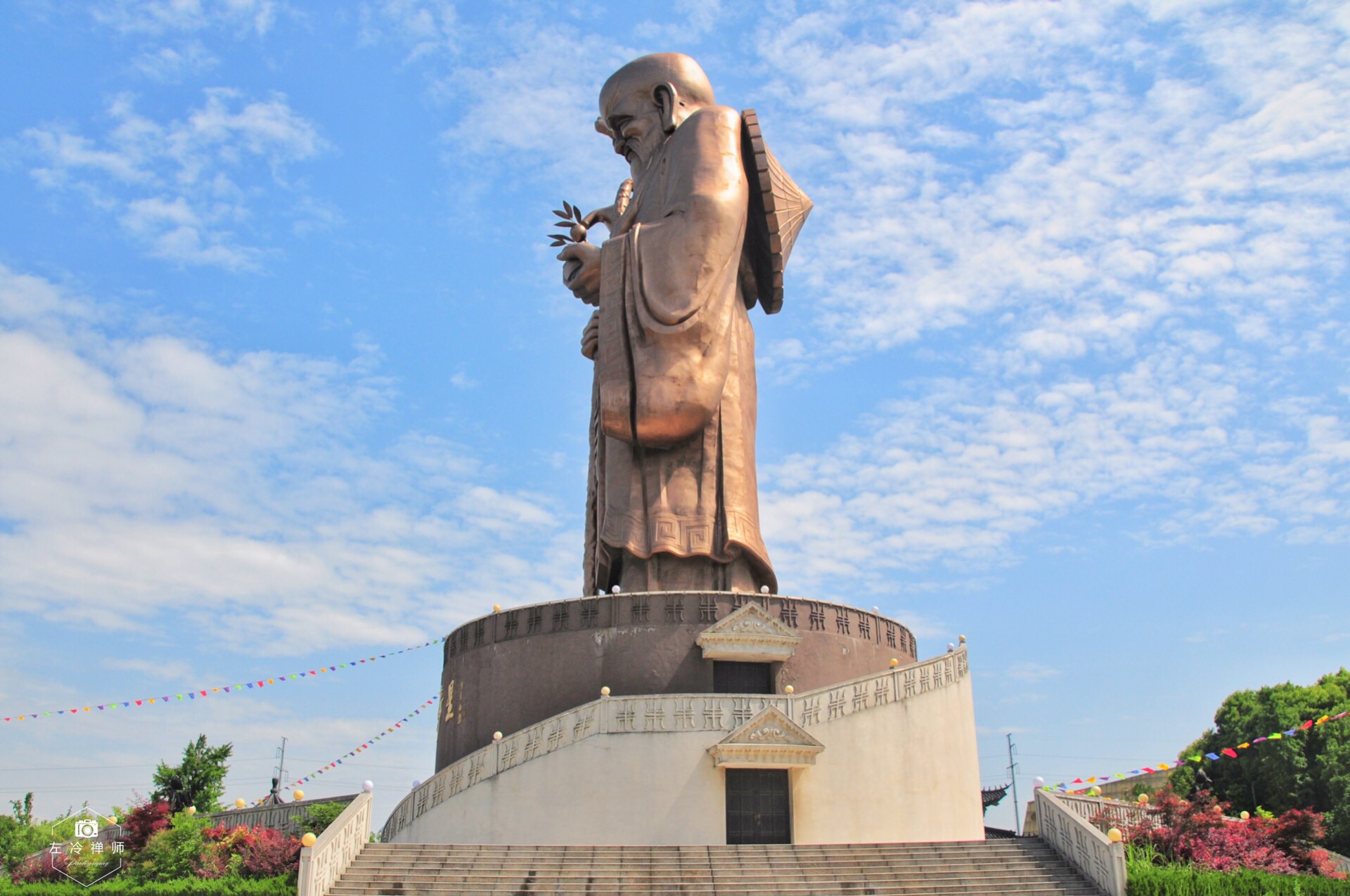 东方大寿星园位于如皋市西城郊,是颇具如皋长寿之乡特色的旅游景点