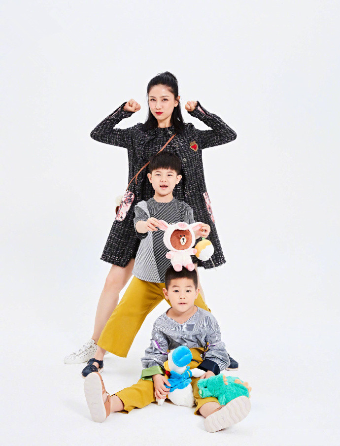 胡可带娃拍写真,一家三口萌炸天,网友:沙溢被排挤了吗?