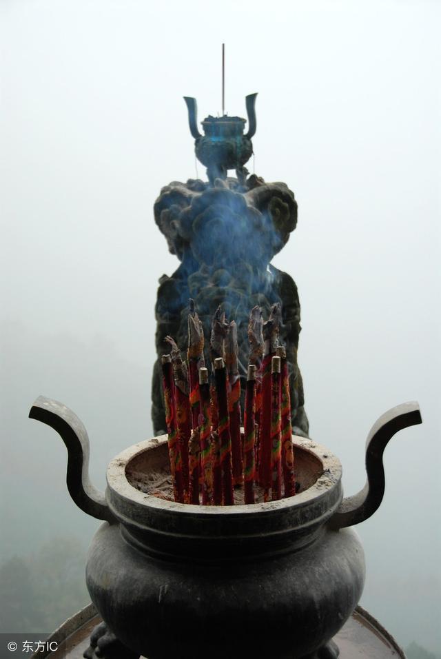 武当山天下第一香为上一炷香无数人坠岩殉命康熙年间下令禁止