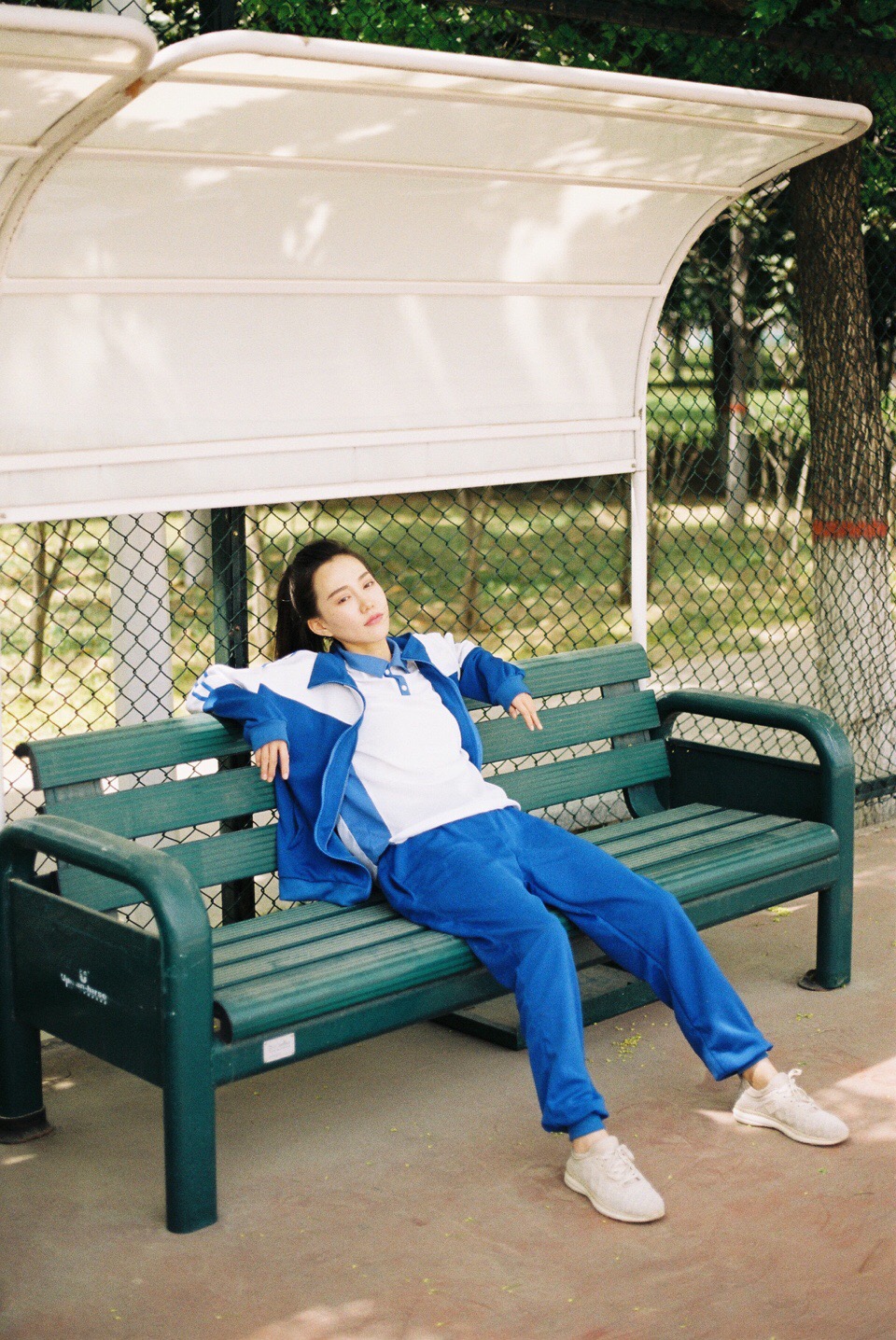 一个眉眼间带着英气的小姐姐,这么酷的校服照头一次见