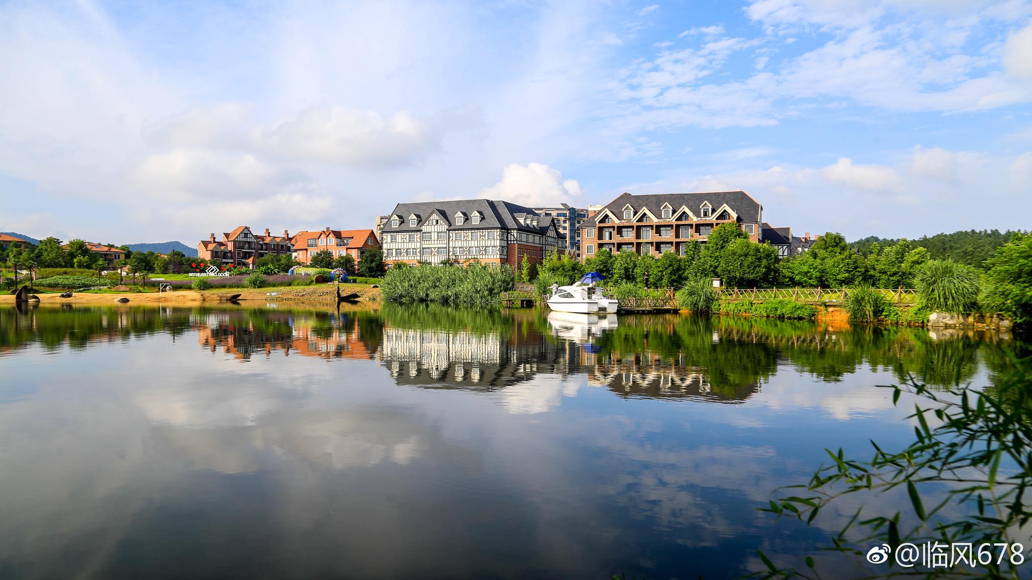 杭州径山依山郡风情小镇这里有沙滩风车花海游艇风景秀丽