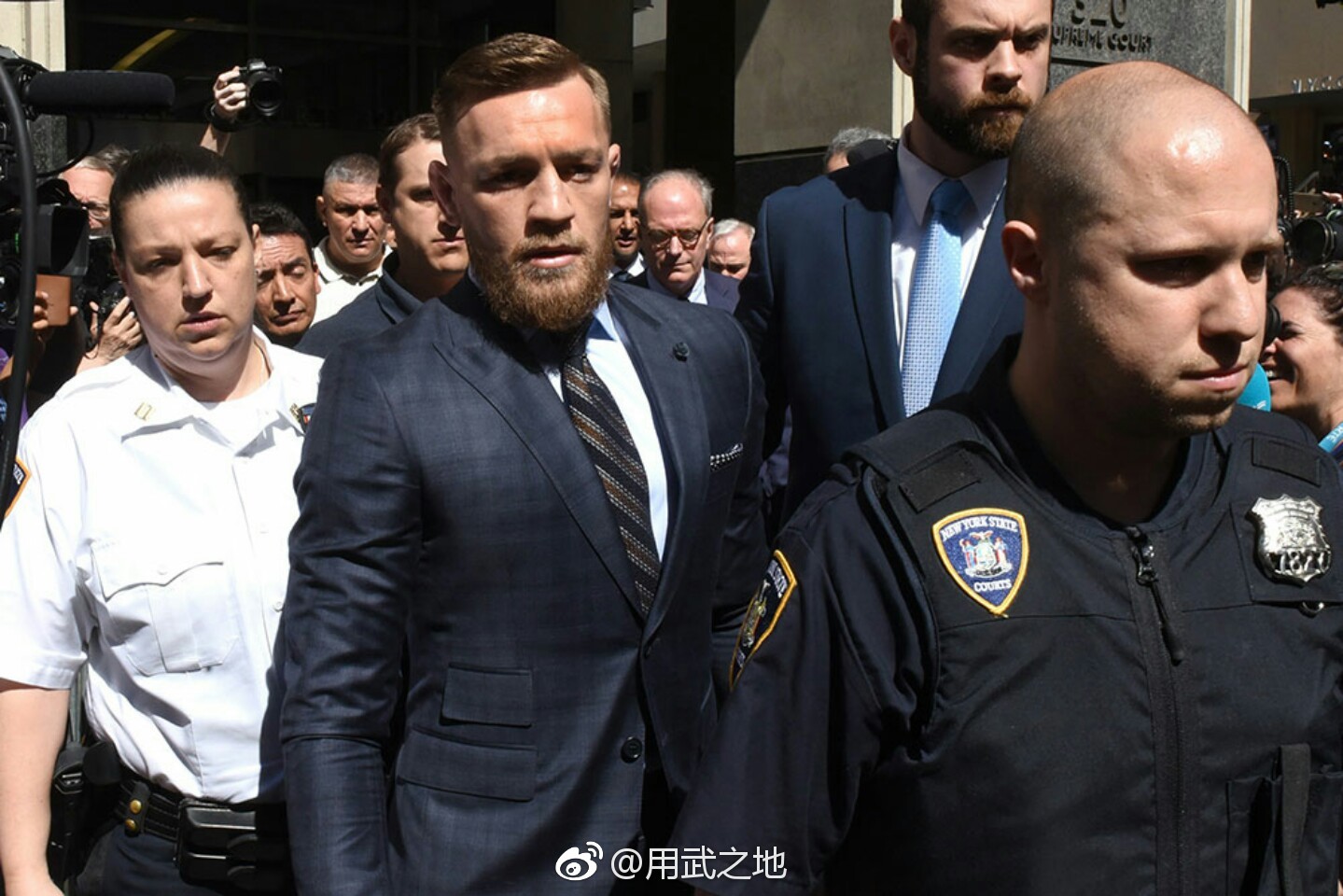 北京时间昨天|康纳|砸车|早报_新浪新闻