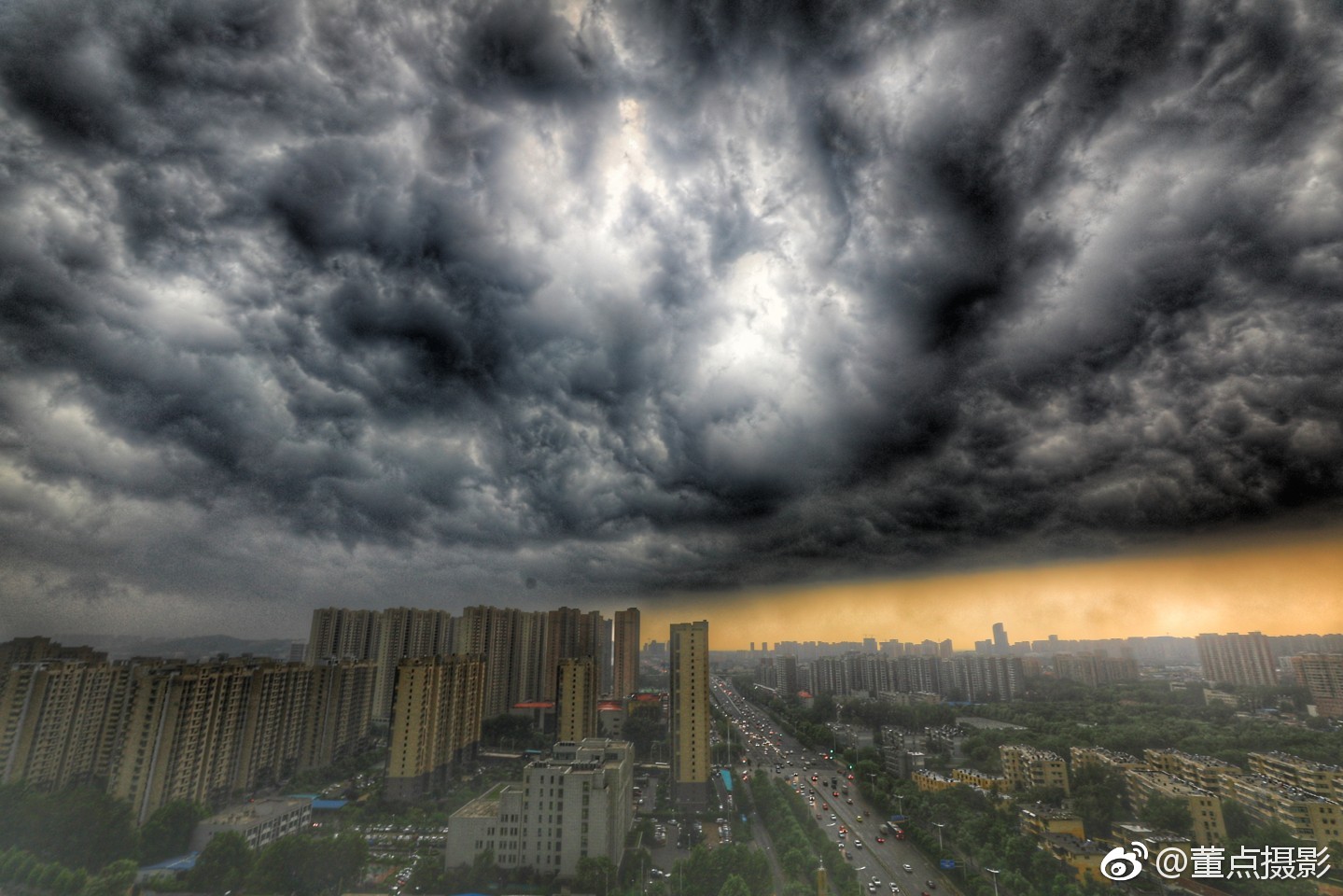 暴风雨来临前的济南,感觉云中有很多精灵!