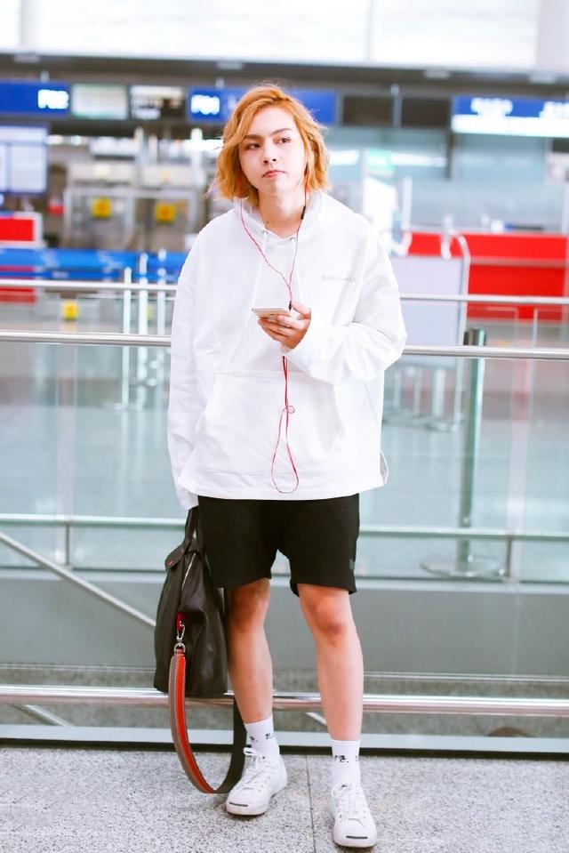 《偶练》出来的周锐,波浪卷精致似女生,往下看腿就"原形毕露"