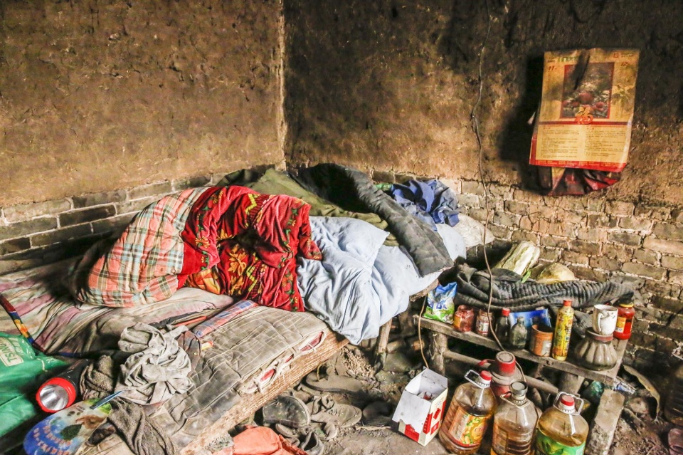 76岁农村老人照顾有病媳妇20年没有打工生活窘迫看看他的生活