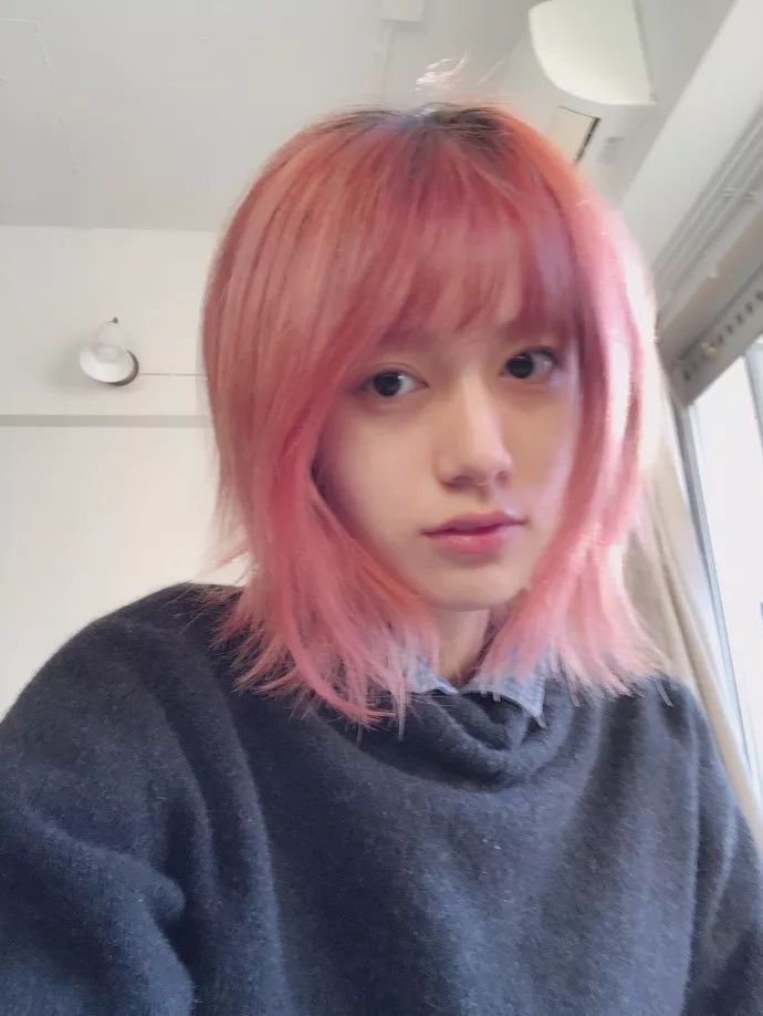 甚至,人家还有个肤白貌美的女友,网名黑尾酱,两人据说已领证.