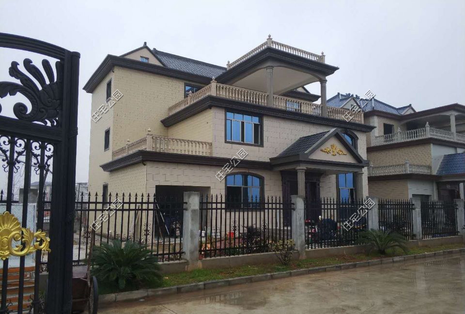 晒晒农村新房3儿子140万建起3栋大别墅全村就属我家最漂亮