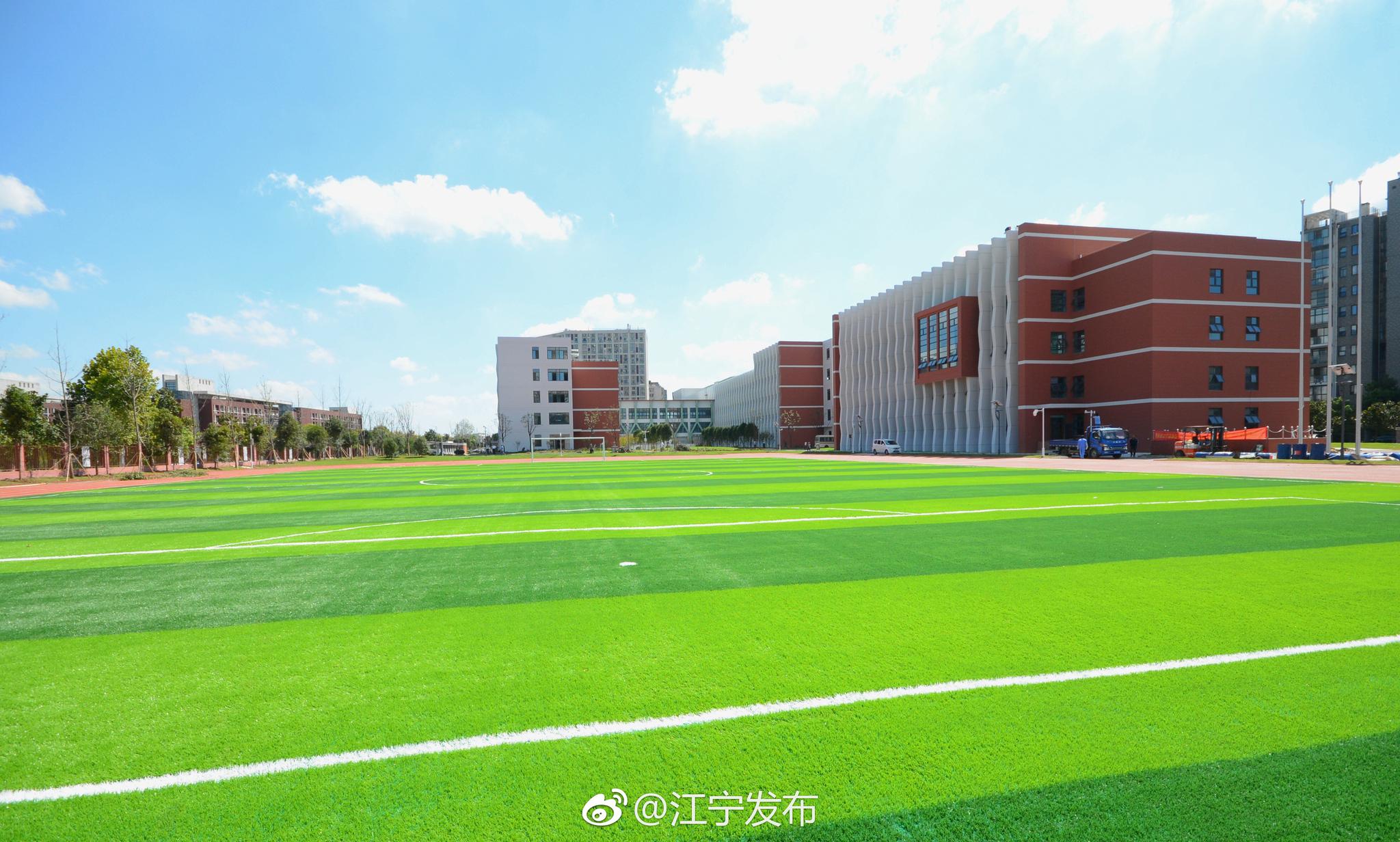 南京市江宁高新区中学为给师生们创造一个良好的工作学习环境