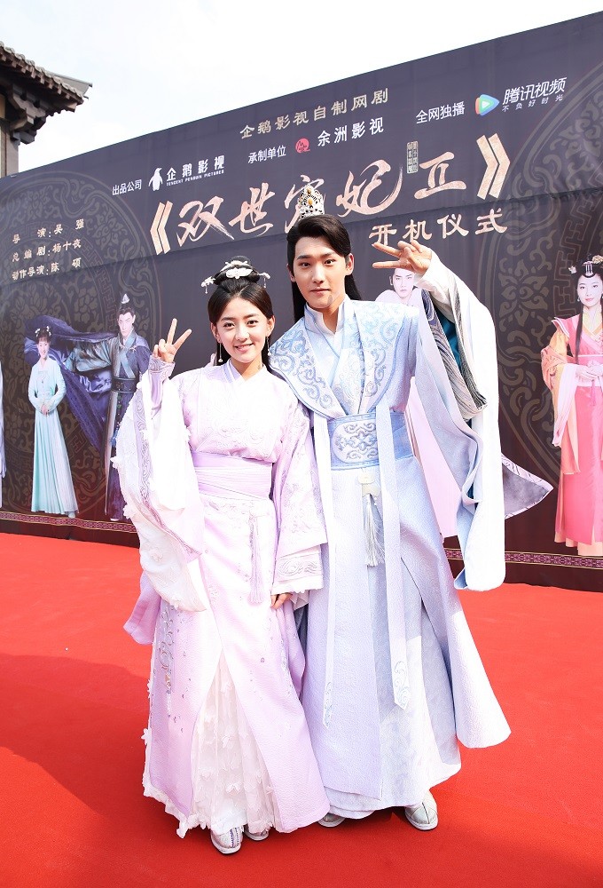 梁洁现身《双世宠妃2》开机 甜萌释放少女心|梁洁|开机|少女_新浪新闻