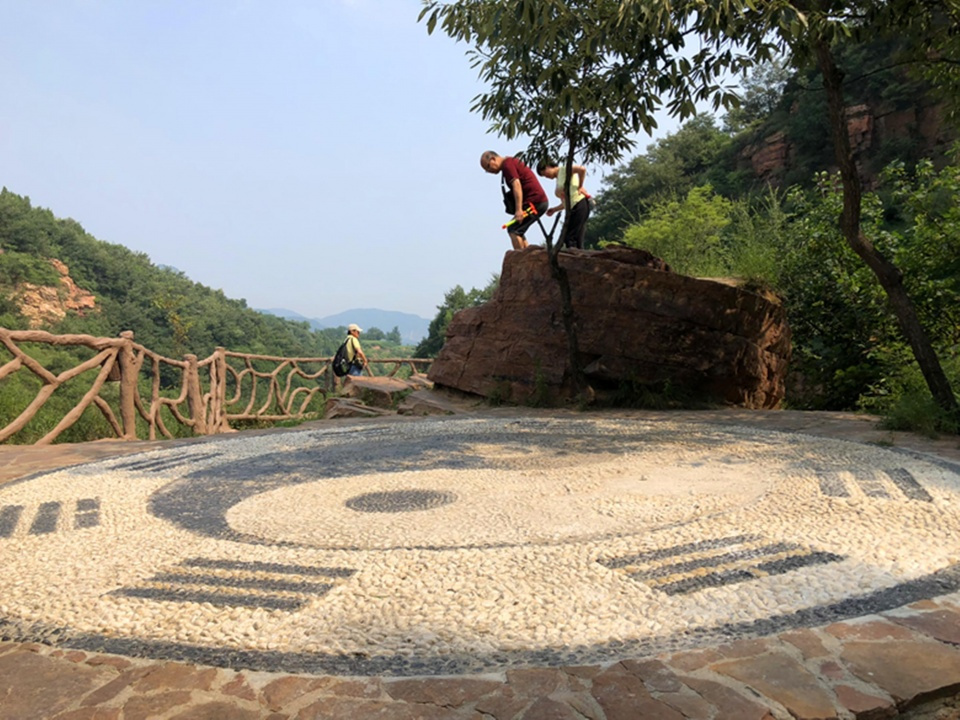 伏羲八卦台,位于入口处不远的一片葱郁绿色之中,此处远眺,宛如一只