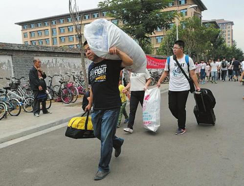 感人!大学开学第一天,60多岁父亲肩扛行李送孩子上学!