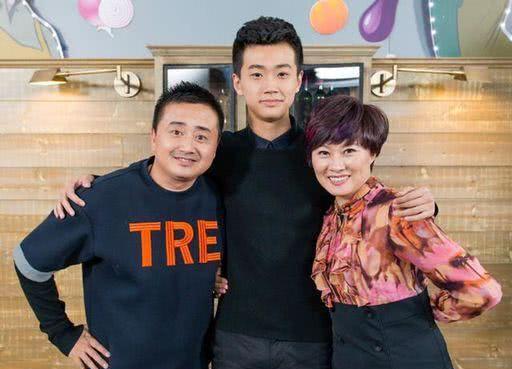 从之前无人知道的一个小舞台的二人转演员也转变成了家喻户晓的明星