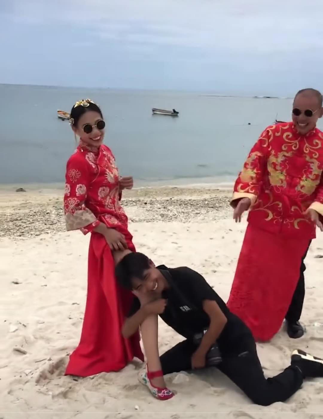 婚纱照拍摄现场,新娘被摄影师抱大腿拽腿毛,新郎竟笑得一脸开心