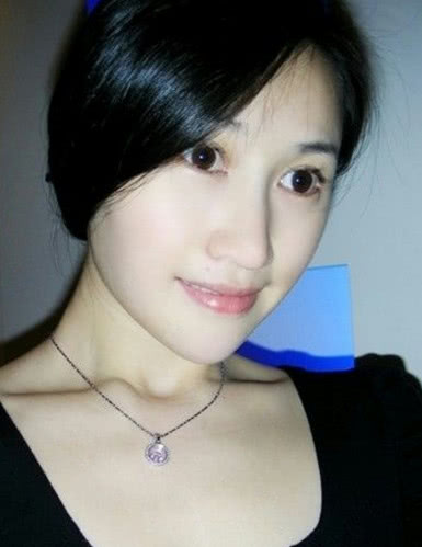 虽然现在已经过去很多年了,但李芊墨还是人们心中的《非诚勿扰》最美