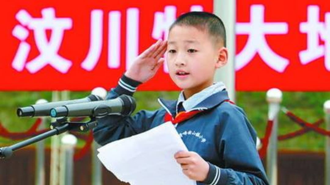 当年在汶川地震上敬礼的小男孩最后变成怎么样了看完心情复杂